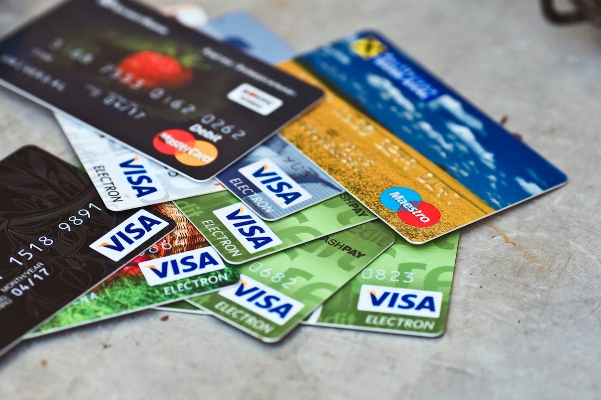 La fourniture de carte de débit, une arnaque courante?